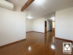 広々17帖のLDKが魅力。家族全員がリラックスできる、ゆったりとした快適リビングで温かい団らんの時間を。