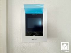 突然の来訪時でも安心なモニター付きインターホンを完備。お留守番中のお子様でも簡単に来訪者の確認ができます。
