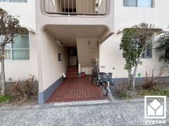 キッチン横には窓がございますので、昼間は手元が明るく、お料理がはかどります。