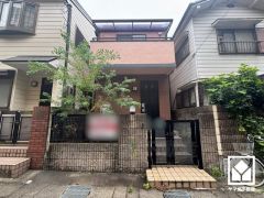 陽光に映える美しい外観。街並みに馴染みながらも、ひときわ目を引く存在感。