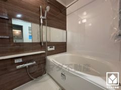 1日の疲れを癒す浴室でゆったりリフレッシュ。ナチュラルな木目調のアクセントパネルは落ち着いた雰囲気を演出してくれます。鏡が横長なので、お子様でも見やすく便利です。