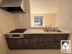 毎日の料理がもっとスムーズになる、便利な3口コンロ付き。浄水器もございますので、いつでも安心・安全な水をお使いいただけます。