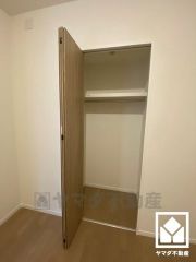新たに家具を買わなくても良いので、ハンガーパイプ付きのクローゼットは嬉しいですね。奥行きがあるので、収納力も申し分ありません。