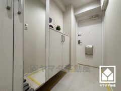 白を基調とした明るい玄関で、毎日を爽やかにスタート。広々とした開放感と清潔感あふれる空間が、訪れる人々を温かく迎えます。お出かけの前のチェックにも便利な鏡付きです。