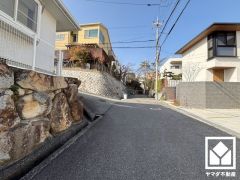 「関西スーパー苦楽園店」まで徒歩10分、「セブンイレブン西宮樋之池町店」まで徒歩11分、「コープ苦楽園」まで徒歩14分など、お買い物施設が徒歩圏内に複数あり便利な住環境です。