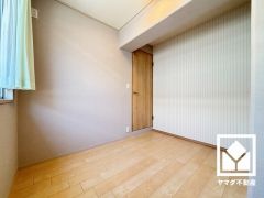 陽光がたっぷり差し込む洗練された洋室。温かみのあるフローリングとスッキリとしたデザインが、暮らしを心地よく彩ります。