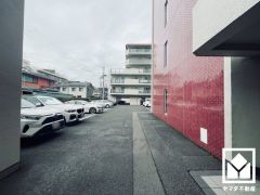 敷地内に駐車場を完備。重い荷物や雨の日の移動もスムーズで、快適なカーライフを実現。空き状況等は弊社スタッフまでお気軽にお問い合わせください。