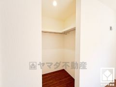 収納力豊富なウォークインクローゼットにはお洋服はもちろん、スーツケースなどの大物もしっかり収納できます。