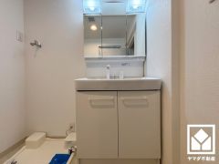 収納付きでスッキリお使い頂ける3面鏡の洗面台です。洗面ボウルが広めなので、忙しい朝でも身支度がしやすく時短になります。