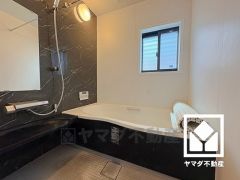 心地よいひとときを過ごせる、広々としたスペースと美しいデザインのお風呂。