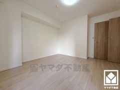 おしゃれなインテリアが映えるデザイン性の高い洋室で、リラックスしたひとときを過ごせます。