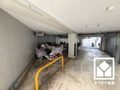 屋内駐輪場・バイク置き場なので、雨や風、直射日光からお乗り物を守ることができます。