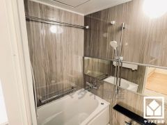 ナチュラルな木目調のアクセントパネルは落ち着いた雰囲気を演出してくれます。