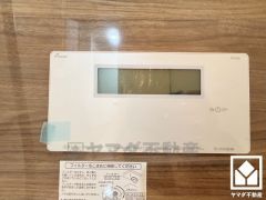 使うときに輝いて文字盤を表示する、住空間に溶け込むスタイリッシュなステルス給湯リモコンです。オートバスや追い炊きの他、生活を豊かにする機能が多数搭載されています。