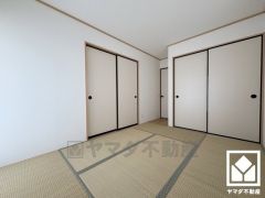 畳の香りに包まれる、心落ち着く和の空間。忙しい日常の中で、ほっと一息つける癒しの住まい。2WAYのお部屋で出入りしやすく、風通しも良好です。