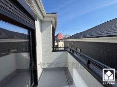 南向きバルコニーで陽当たり、風通し良好。バルコニーが2か所ございますので、お洗濯物をたっぷりと干すことができます。