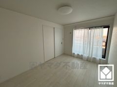 柔らかな光が差し込む洋室、快適で落ち着いた住まい。