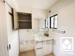 吊戸棚が設置されているので洗剤等の消耗品等をすっきり片付けることができます。