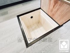 キッチンには床下収納がございます。災害時の非常食や食料品のストックなどを保存できます。