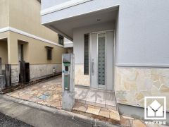 「イオンスタイル尼崎」や「イオンモール伊丹」がいずれも車で10分圏内にあり、車でのお買い物にも便利な住環境です。