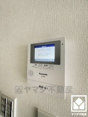 突然の来訪時でも安心なモニター付きインターホンを完備。お留守番中のお子様でも簡単に来訪者の確認ができます。