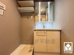 室内洗濯機置場がございますので、天候に左右されず洗濯していただけます。上部に棚があるので消耗品などをスッキリ置けるのも嬉しいポイント。