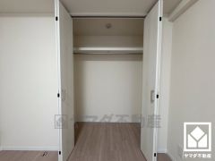 新たに家具を買わなくても良いので、ハンガーパイプ付きのクローゼットは嬉しいですね。