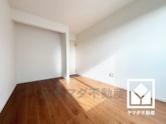 約6帖の洋室です。全居室にクローゼットがございますので、お部屋の広さを最大限に活用できます。