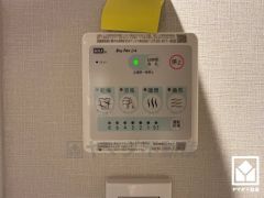 浴室暖房乾燥機付き。真冬の寒い浴室を暖かく、また雨の日の洗濯物の乾燥にと多用途に活躍する機能です。