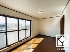 大きな窓からは明るい光が降り注ぎます。