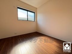 約5.25帖の西側洋室です。全居室フローリングでお掃除ラクラクです。