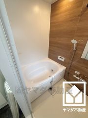 ナチュラルな木目調のアクセントパネルは落ち着いた雰囲気を演出してくれます。