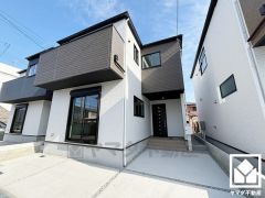 落ち着いた色合いと直線的な美しさが調和したモダンな外観。帰るたびに安心感を感じられる佇まい。