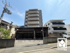 陽光に映える美しい外観。街並みに馴染みながらも、ひときわ目を引く存在感。