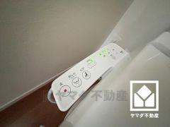 温水洗浄便座付きで、季節を問わずいつでも温かい便座をお使いいただけます。