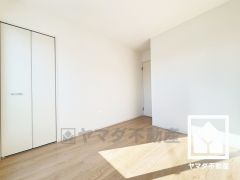 約5.2帖の南側洋室です。お子様のお部屋などにも丁度良い広さです。