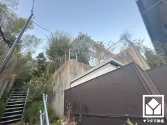 お庭には天幕付きのウッドデッキが設置されており、おうちカフェも楽しめます。納屋がございますので、ガーデニングや家庭菜園なども楽しめそうです。