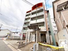 家族との時間も、自分だけの時間も心地よく過ごせる。シンプルで飽きのこない設計が、暮らしに余白をもたらします。この住宅は、日々の暮らしをそっと支えてくれます。