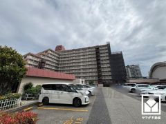 重厚感のあるファサードが、洗練された暮らしを予感させる。街並みに馴染みながらも、ひときわ目を引く存在感。