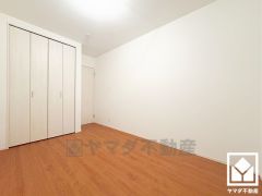 約5.53帖の南側納戸です。納戸が2か所あるので、季節の荷物や趣味の道具もしっかり収納できます。