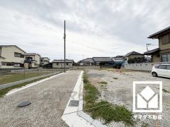 キッチン横にはパントリーがございます。まとめ買いしても心配要らずの収納力です。