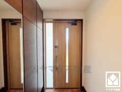 ドアの窓から光が差し込み、外出時にも帰宅時にも、明るい気持ちになれる玄関です。シューズボックスはお出かけの前のチェックにも便利な鏡付きです。