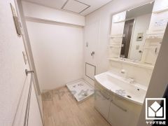 収納付きでスッキリお使い頂ける洗面台です。洗面ボウルが広めなので、忙しい朝でも身支度がしやすく時短になります。