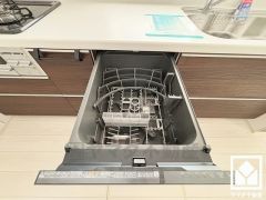 毎日の家事の負担を軽減でき、水道代の節約にもなる食器洗乾燥機付き。