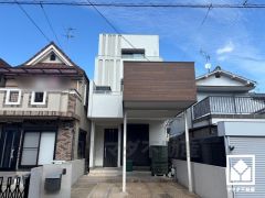 南向きカーポートバルコニーが魅力の、デザイナーズライクなおしゃれな外観。窓が多く、陽当たりの良い立地。