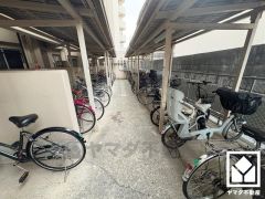 屋根付き駐輪場なので、雨や風、直射日光から自転車を守ることができます。
