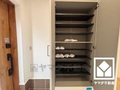 玄関にはシューズボックスを完備。家族の靴もしっかり収納できるので、玄関がいつも片付き、気持ちよくお客様を迎えられます。お出かけの前のチェックにも便利な鏡付きです。