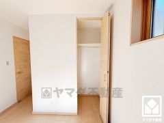 約6帖の大容量の小屋裏収納など他にも収納が多数あり、住空間を広々お使いいただけます。