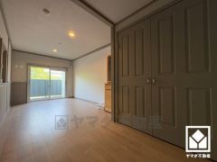 約8.4帖の洋室です。お子様のお部屋などにも丁度良い広さです。バルコニーにつながるお部屋で、通風・陽当たり良好。