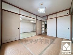 陽光がたっぷり差し込む洗練された和室。温かみのある畳のスッキリとしたデザインが、暮らしを心地よく彩ります。